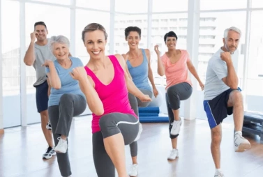 люди занимаются спортом