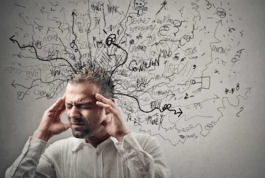 человек с навязчивыми мыслями