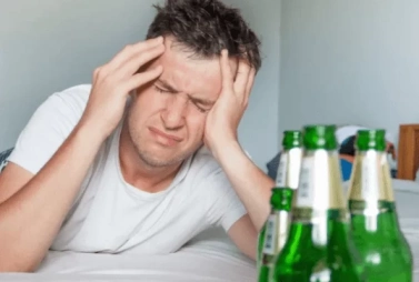 мужчина держится за голову