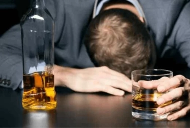 мужчина и алкоголь