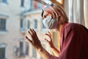 девушка в маске