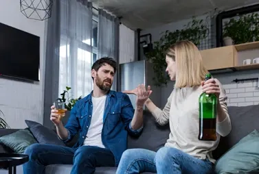 муж с женой на диване ссорятся