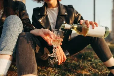 подруги пьют вино на улице