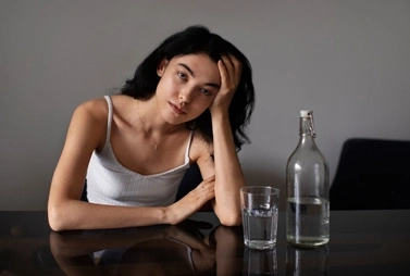 девушка за столом с алкоголем