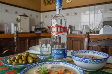 бутылка водки на столе