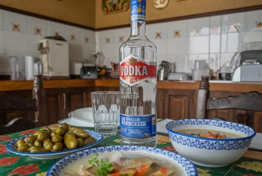 бутылка водки на столе